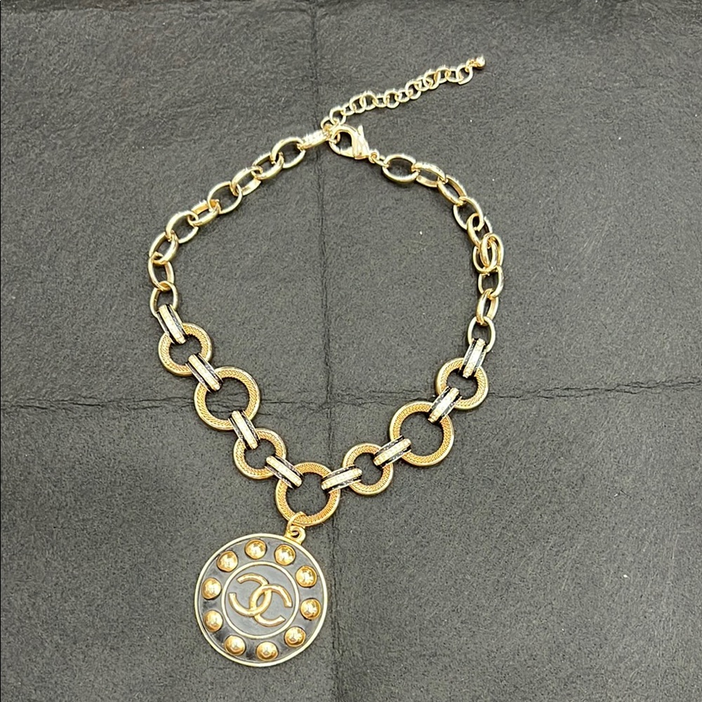 CHANEL Gold and Black Necklace with Elegant Chain Design - Picture 1 of 3